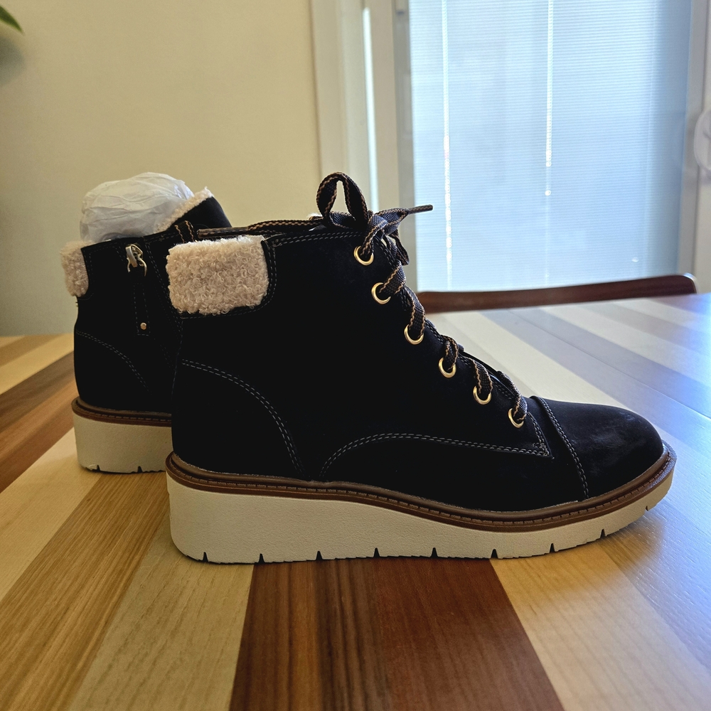 Dr Scholl's Lessmore Rich Brown Hiking Ankle Boots with Tan Soles. Size 6M